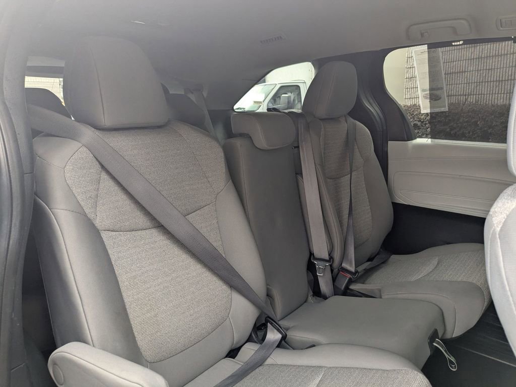 Used 2025 Toyota Sienna LE image 27