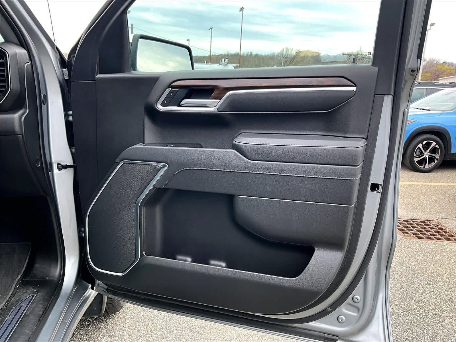 Used 2025 GMC Sierra 1500 SLT AWD/4WD image 12