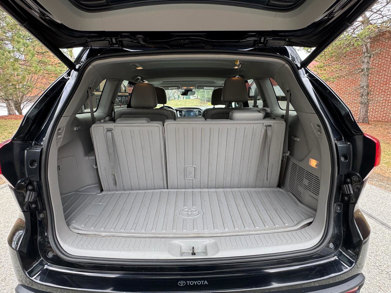 Used 2018 Toyota Highlander XLE image 12