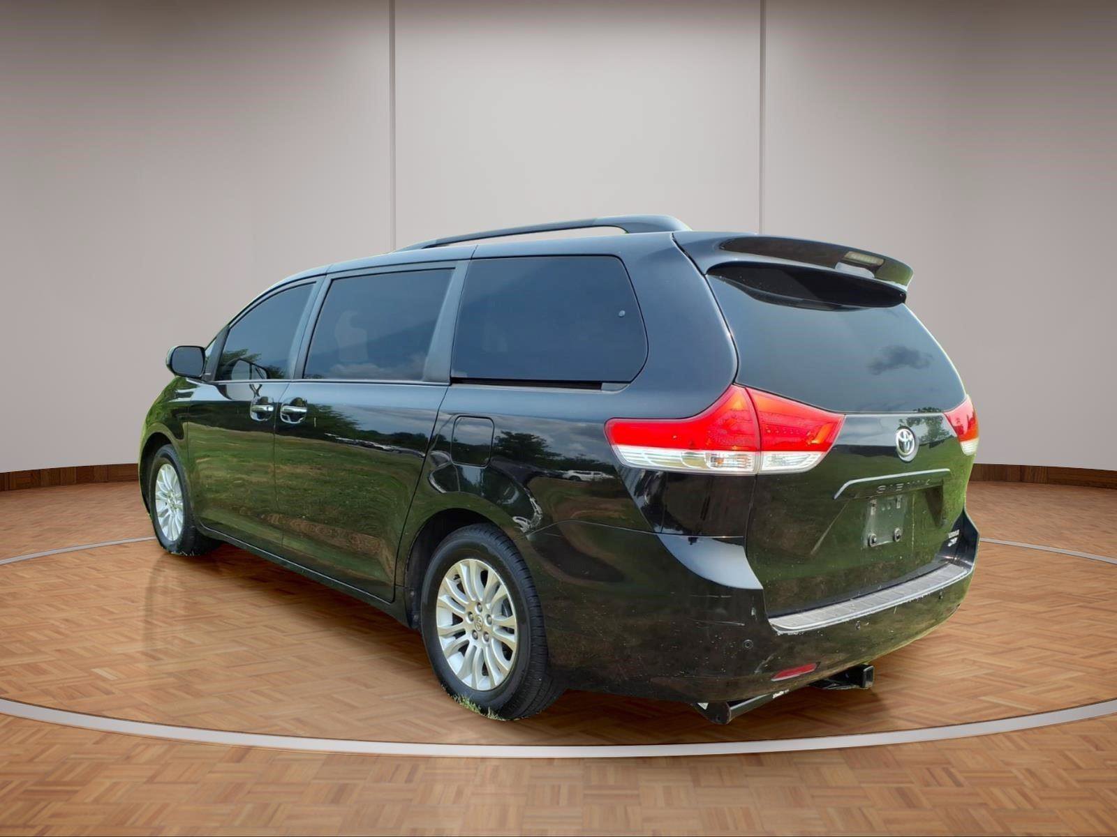 Used 2013 Toyota Sienna XLE FWD image 4