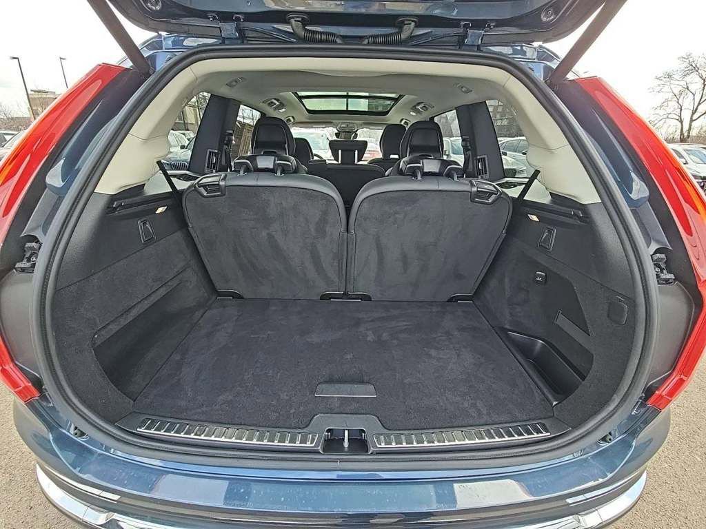Used 2025 Volvo XC90 B6 Plus image 5