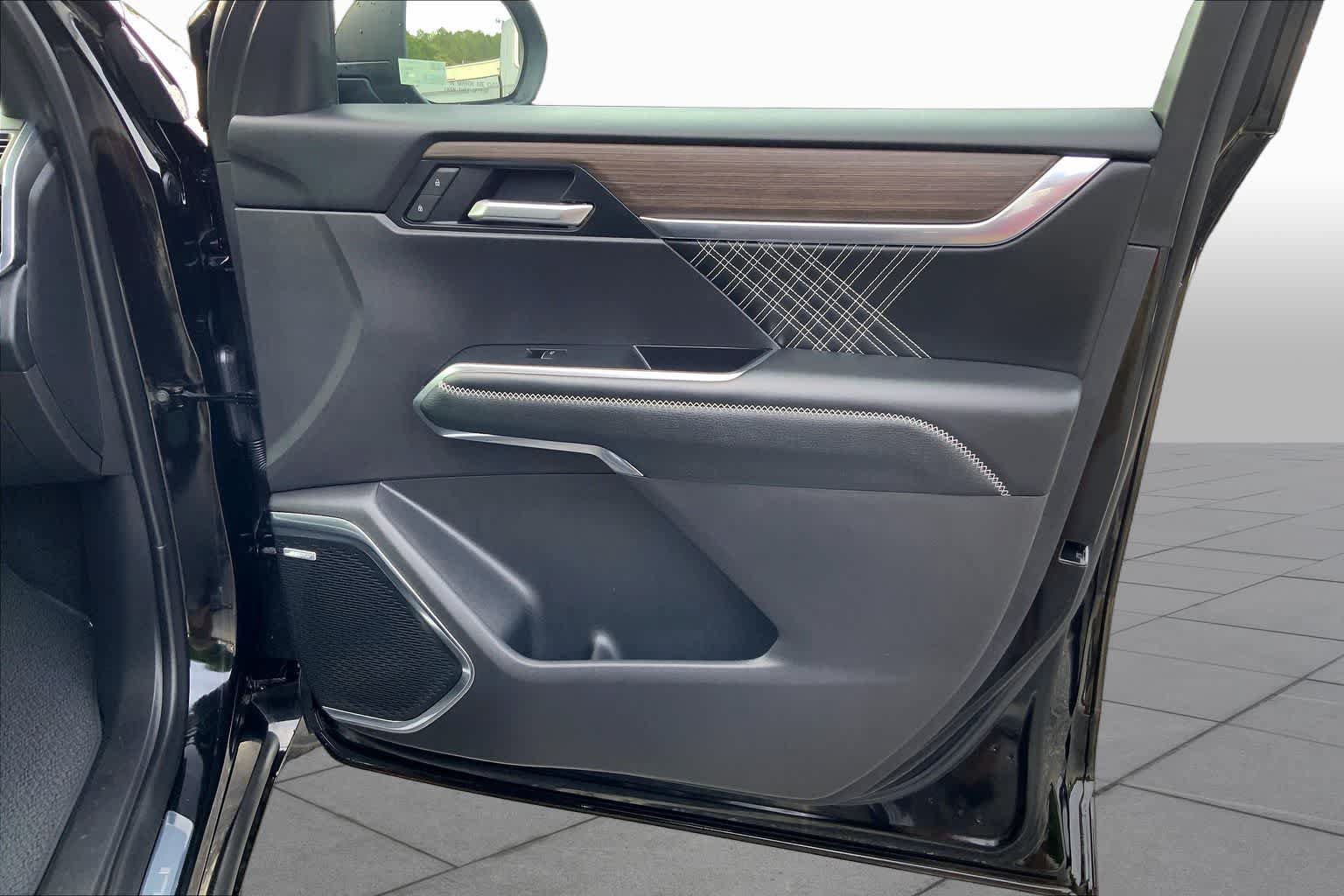 Used 2025 GMC Acadia Denali FWD image 22