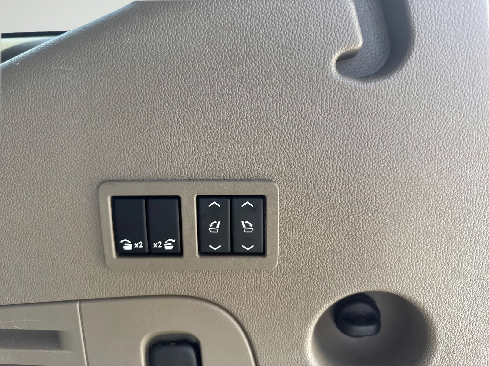 Used 2017 GMC Yukon SLT AWD/4WD image 31