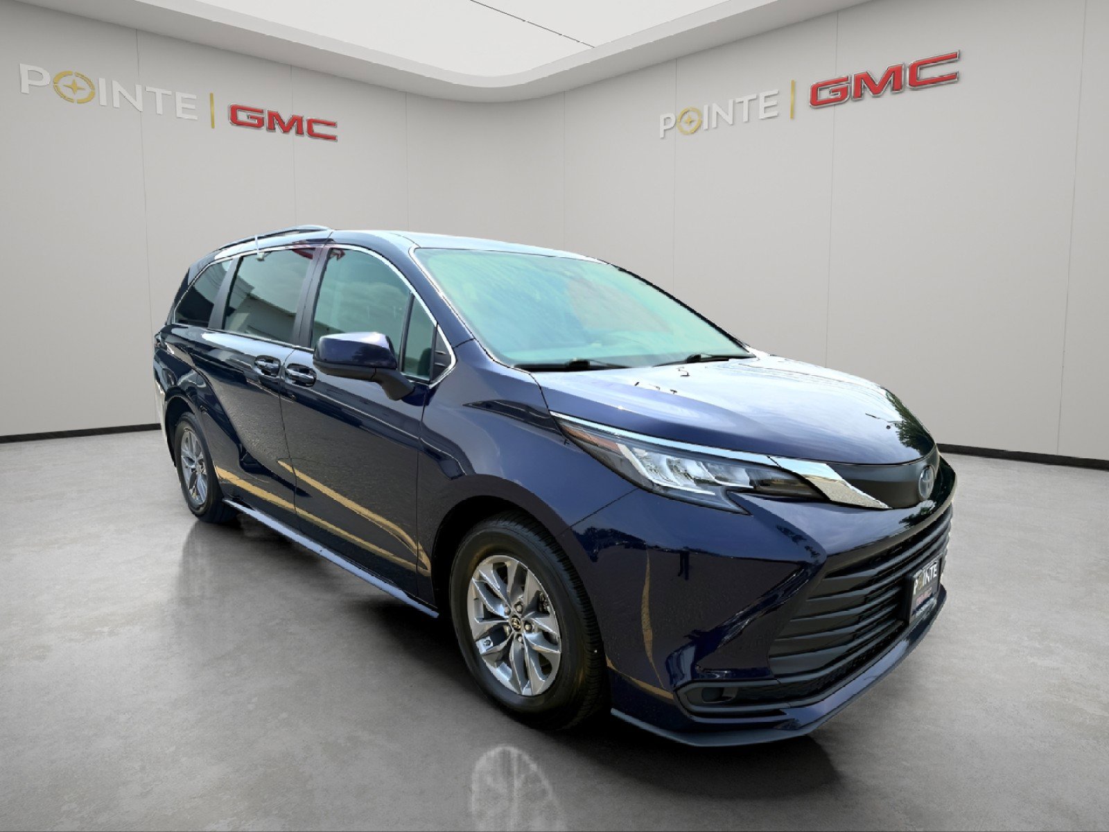 Used 2022 Toyota Sienna LE image 1