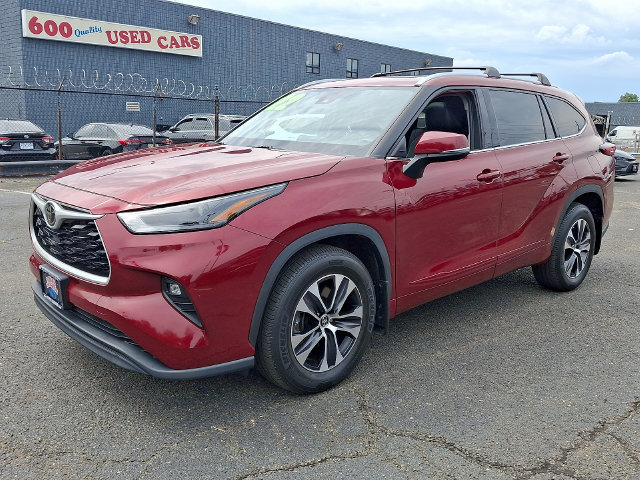Used 2022 Toyota Highlander XLE AWD/4WD image 2