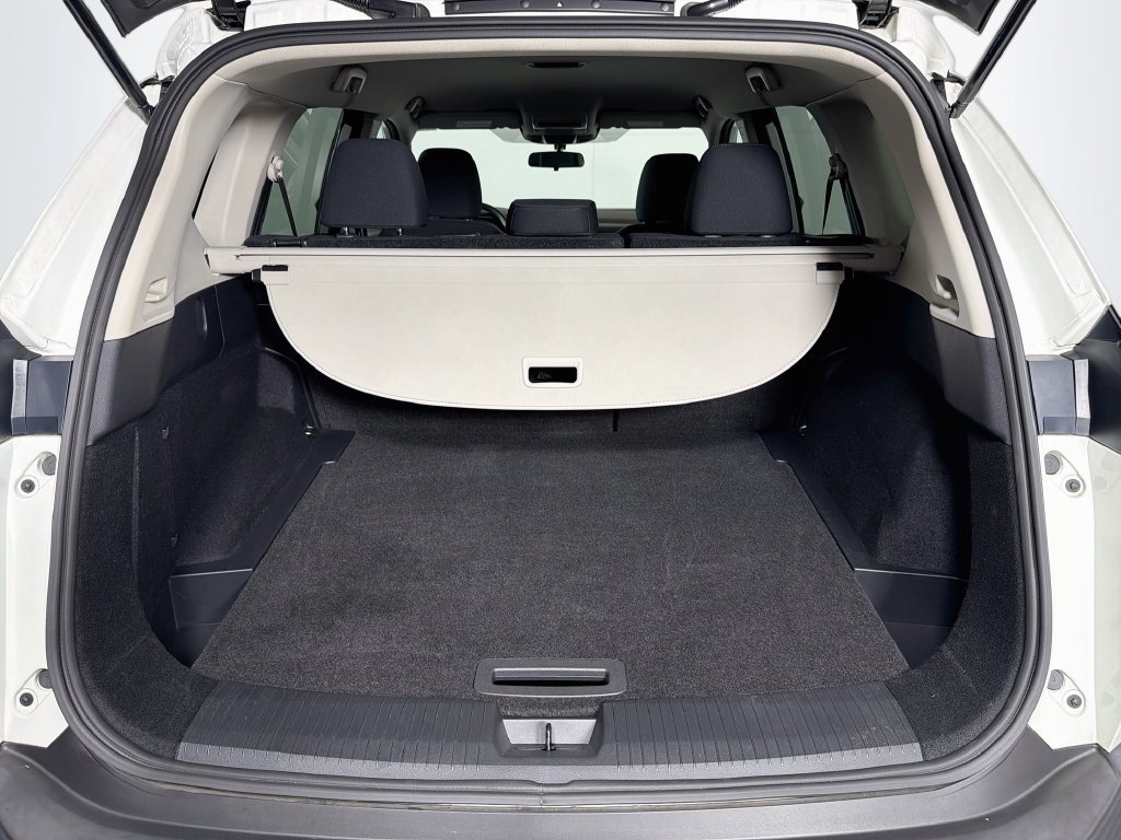 Used 2023 Nissan Rogue S AWD/4WD image 23