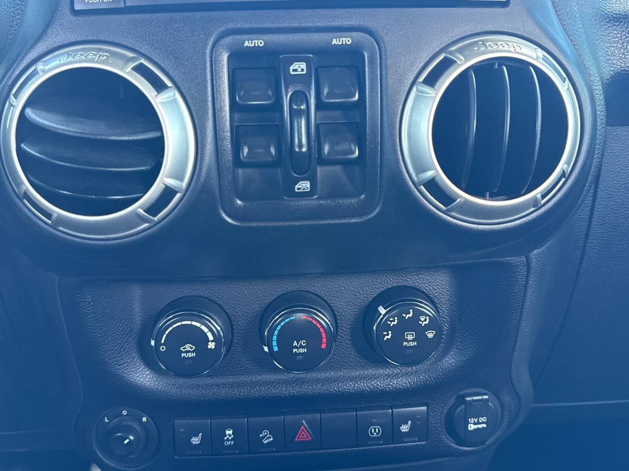 Used 2017 Jeep Wrangler Unlimited Rubicon w/ Cold Weather Group AWD/4WD image 18