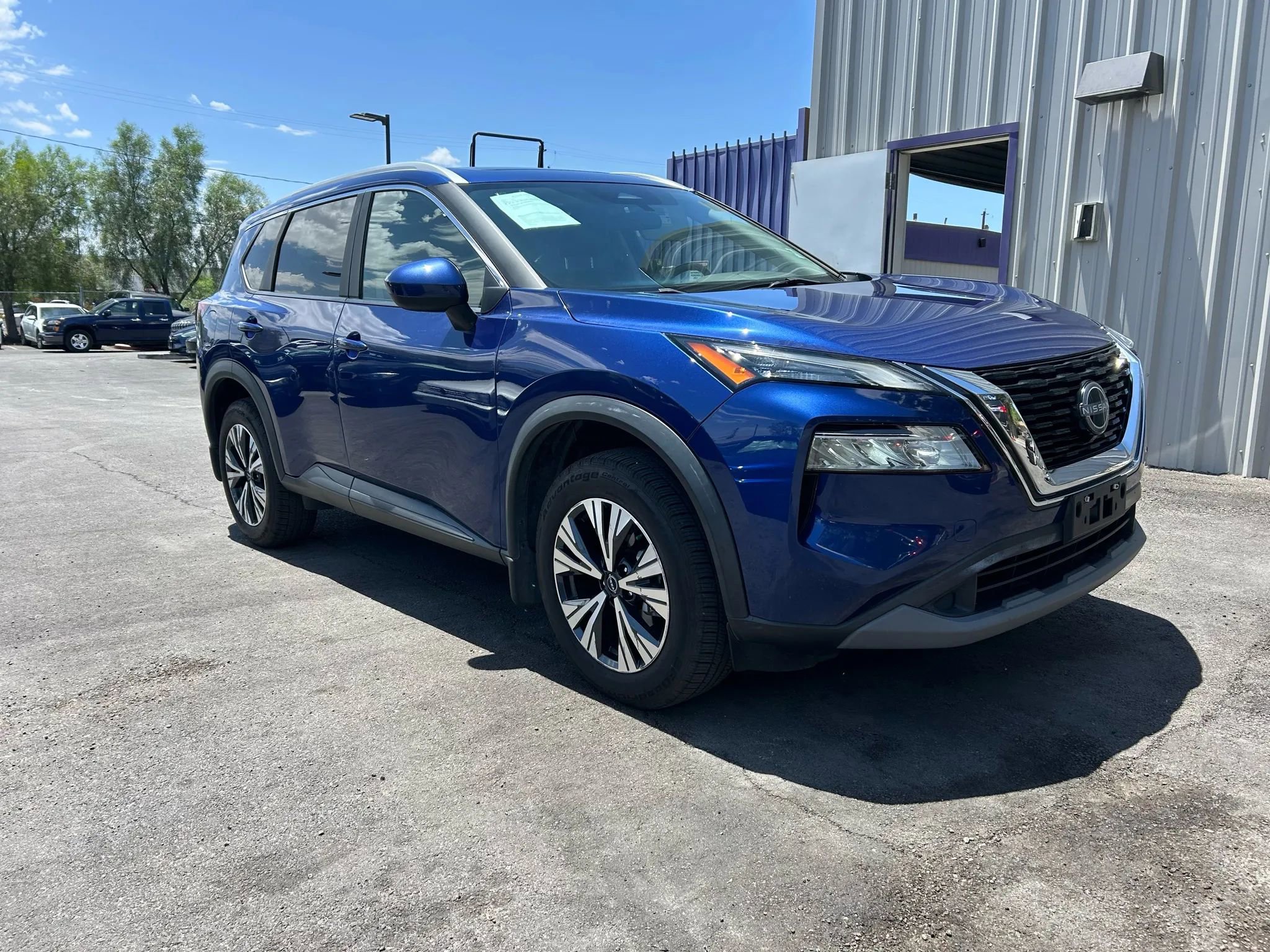 Used 2023 Nissan Rogue SV w/ SV Premium B Package image 3