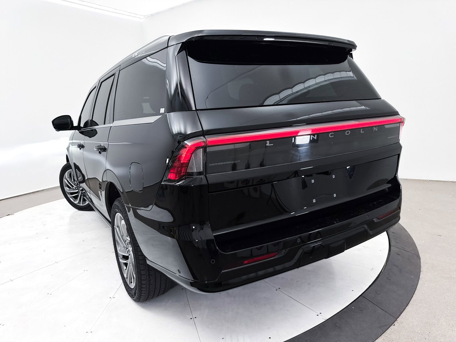 Used 2025 Lincoln Navigator Reserve AWD/4WD image 8