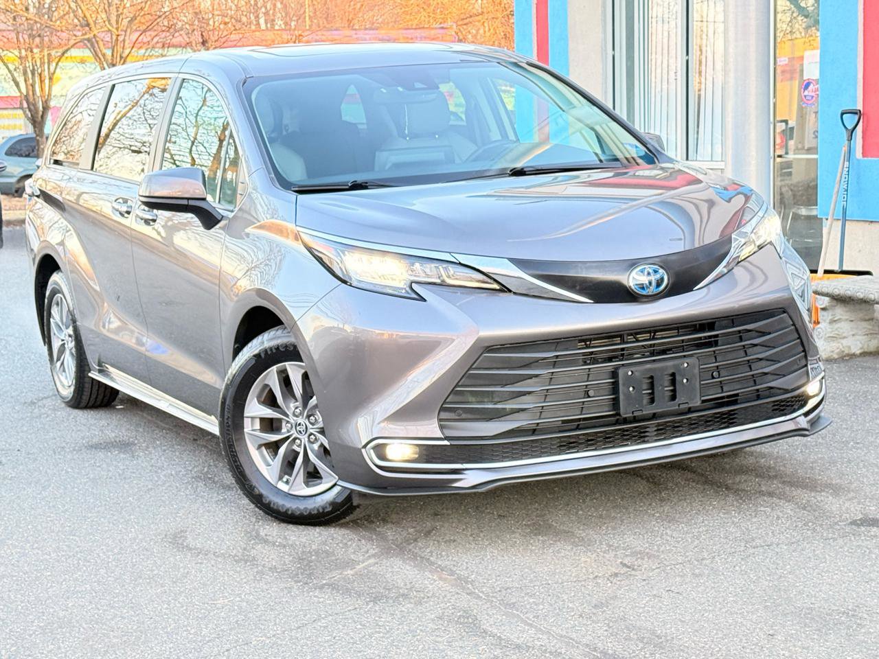 Used 2022 Toyota Sienna XLE image 2