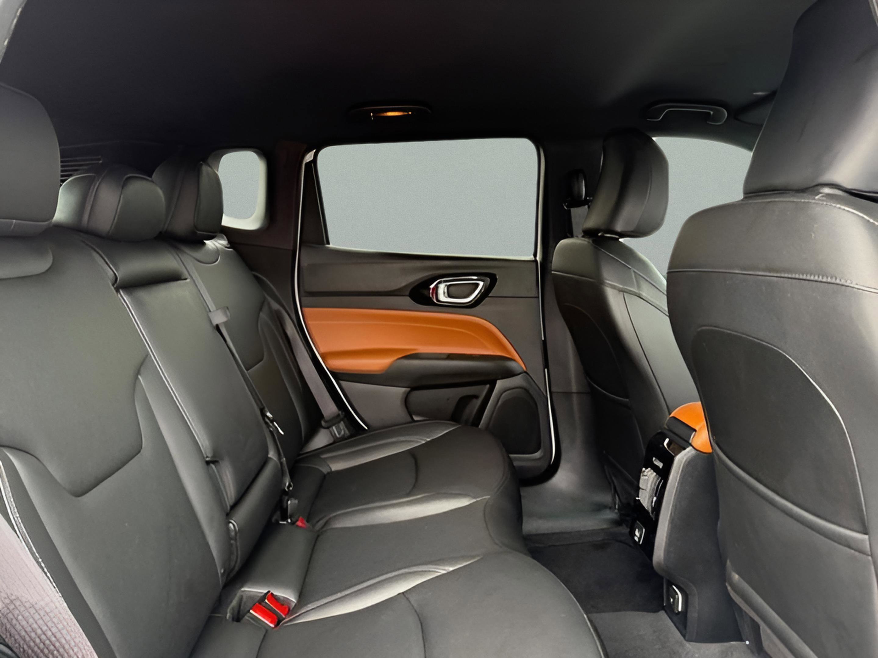 Used 2025 Jeep Compass Limited image 11