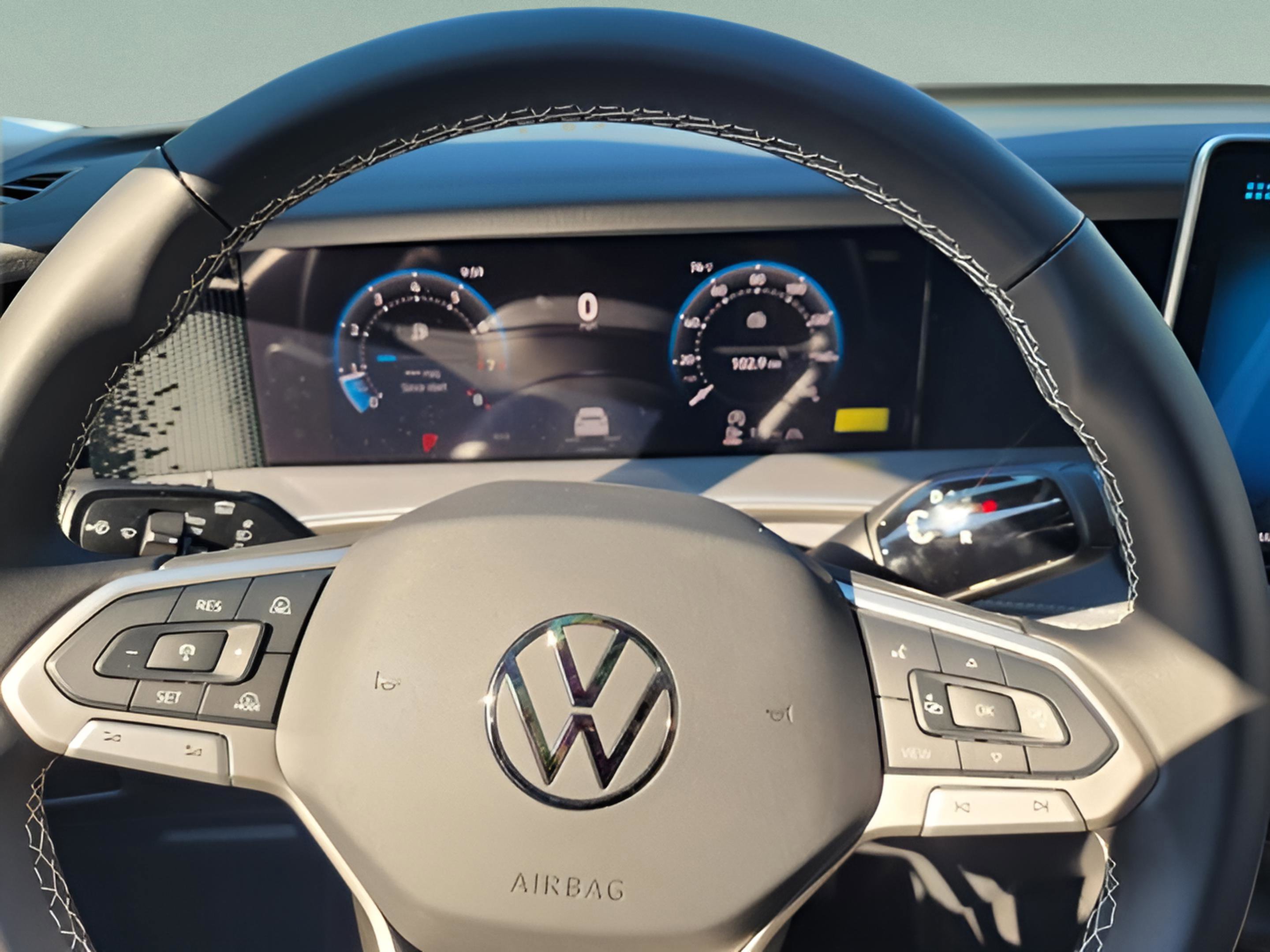 New 2025 Volkswagen Tiguan SE image 17