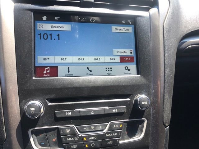 Used 2017 Ford Fusion SE w/ Fusion SE Technology Package image 10