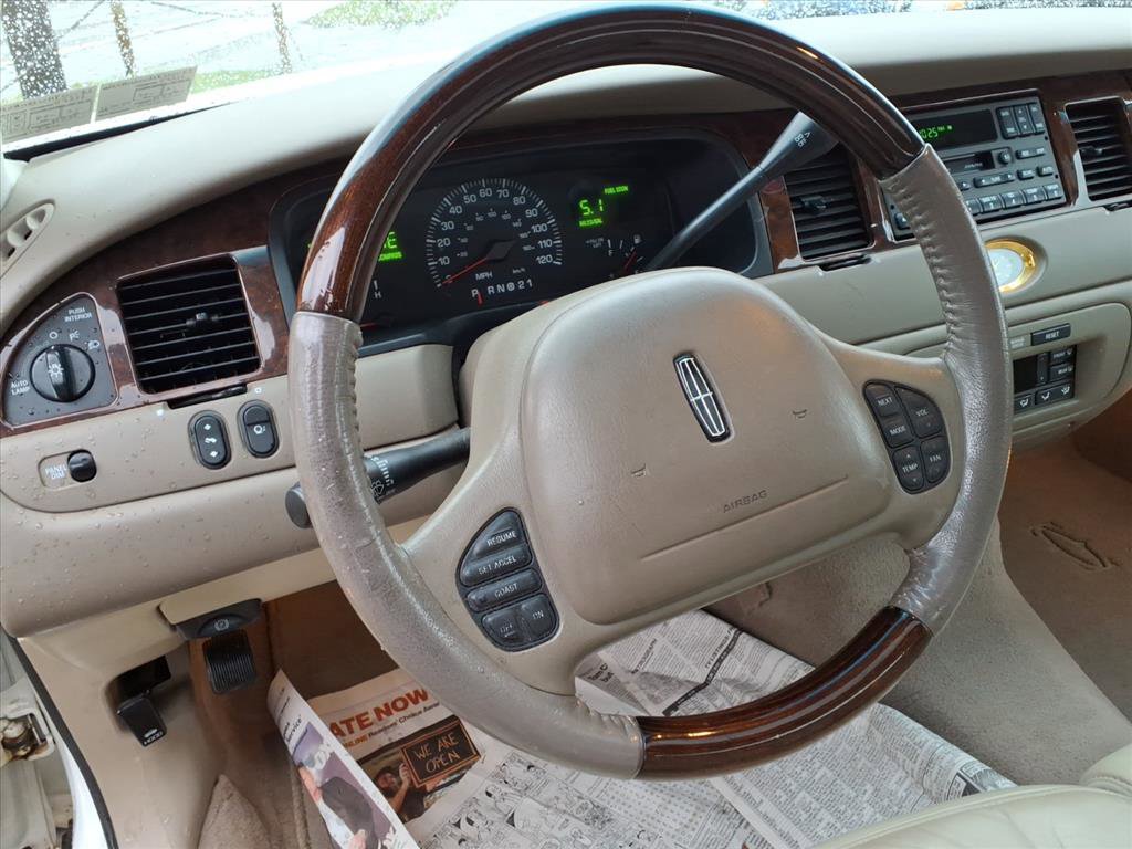 Used 2001 Lincoln Town Car Cartier image 6