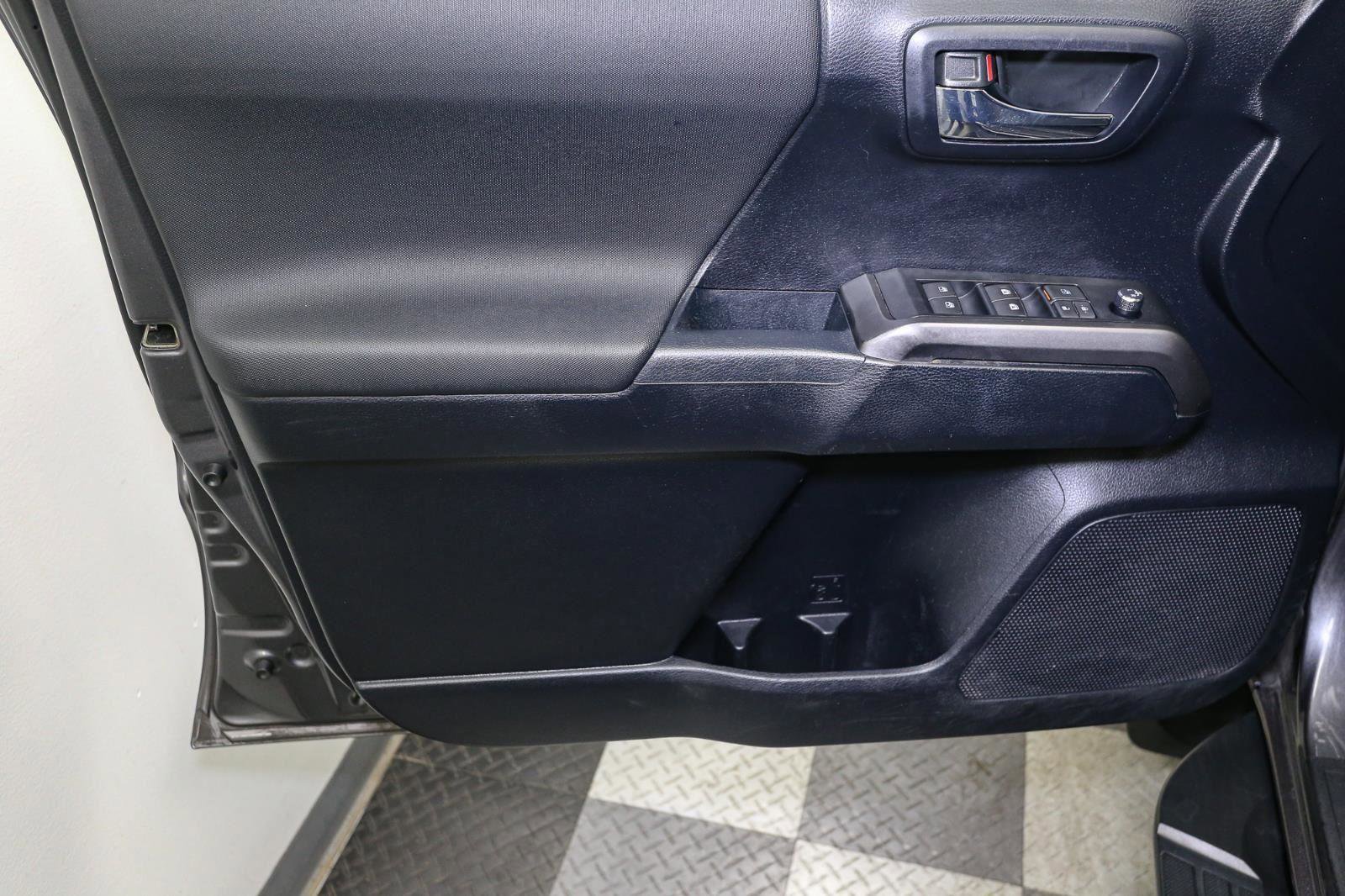 Used 2016 Toyota Tacoma TRD Sport image 40