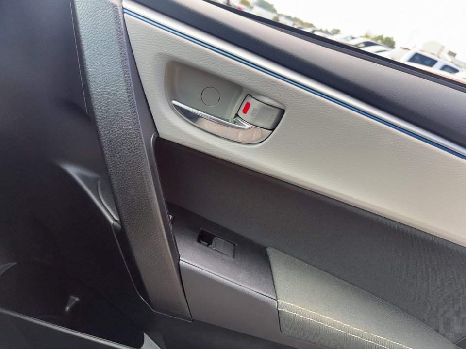 Used 2016 Toyota Corolla LE FWD image 31