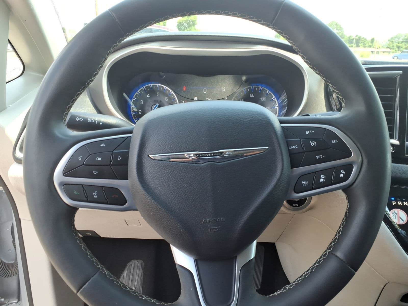 Used 2023 Chrysler Pacifica Touring-L FWD image 28