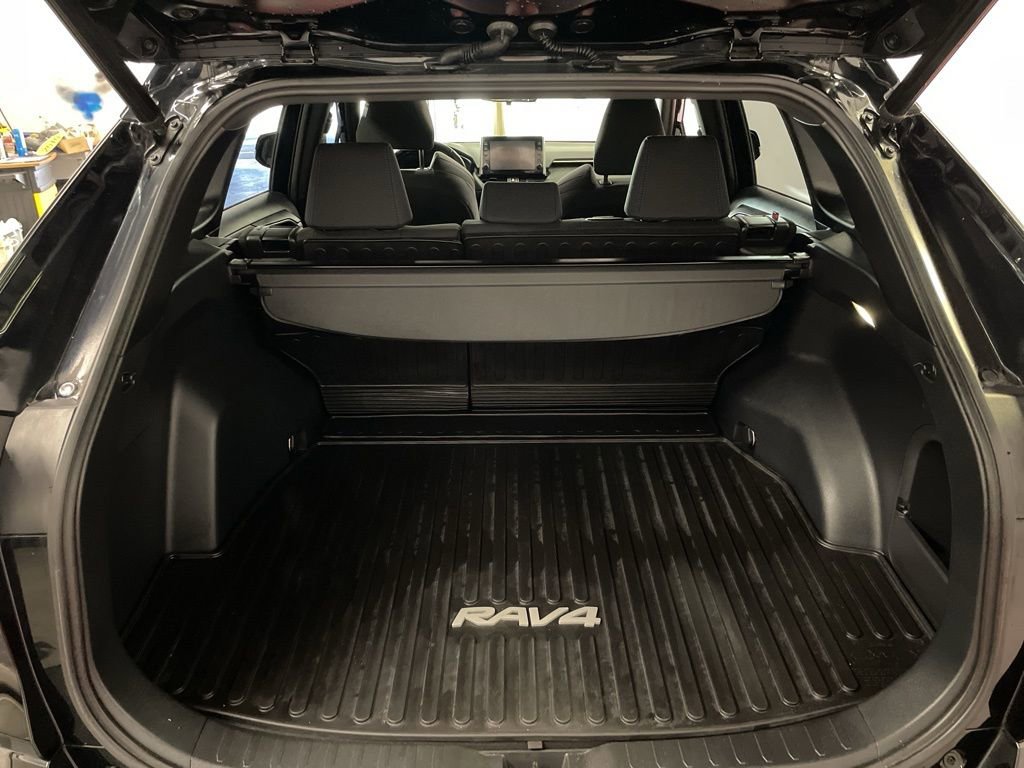 Used 2022 Toyota RAV4 SE w/ Convenience Package image 13