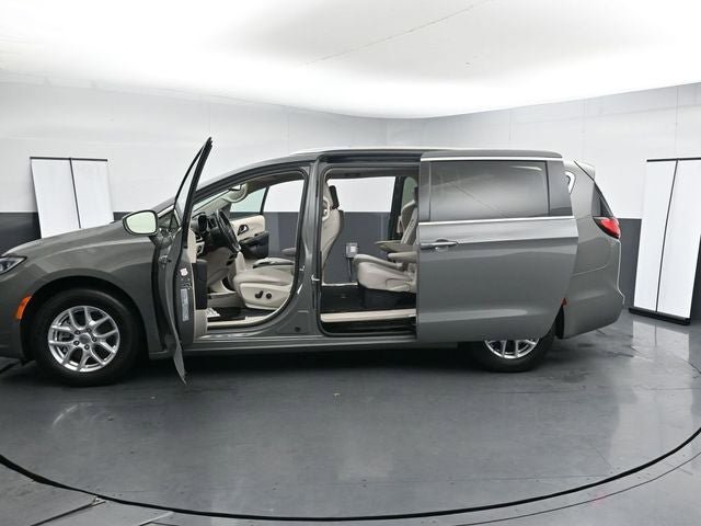 Used 2021 Chrysler Pacifica Touring-L image 38