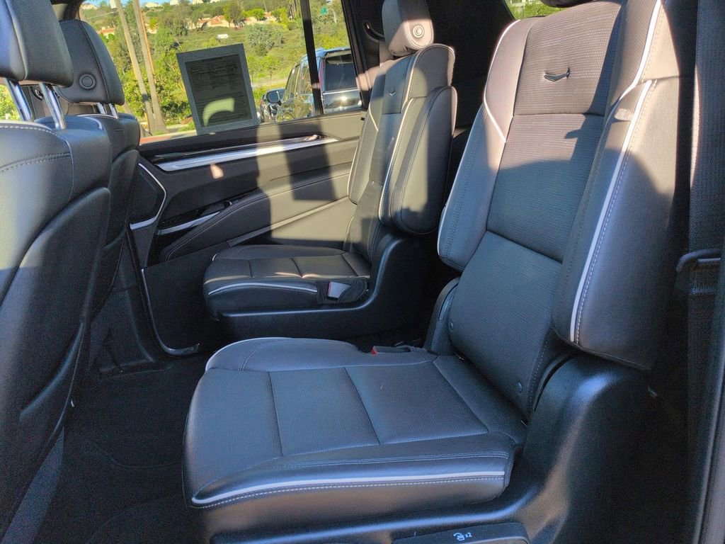 Certified 2025 Cadillac Escalade ESV Premium Luxury image 5