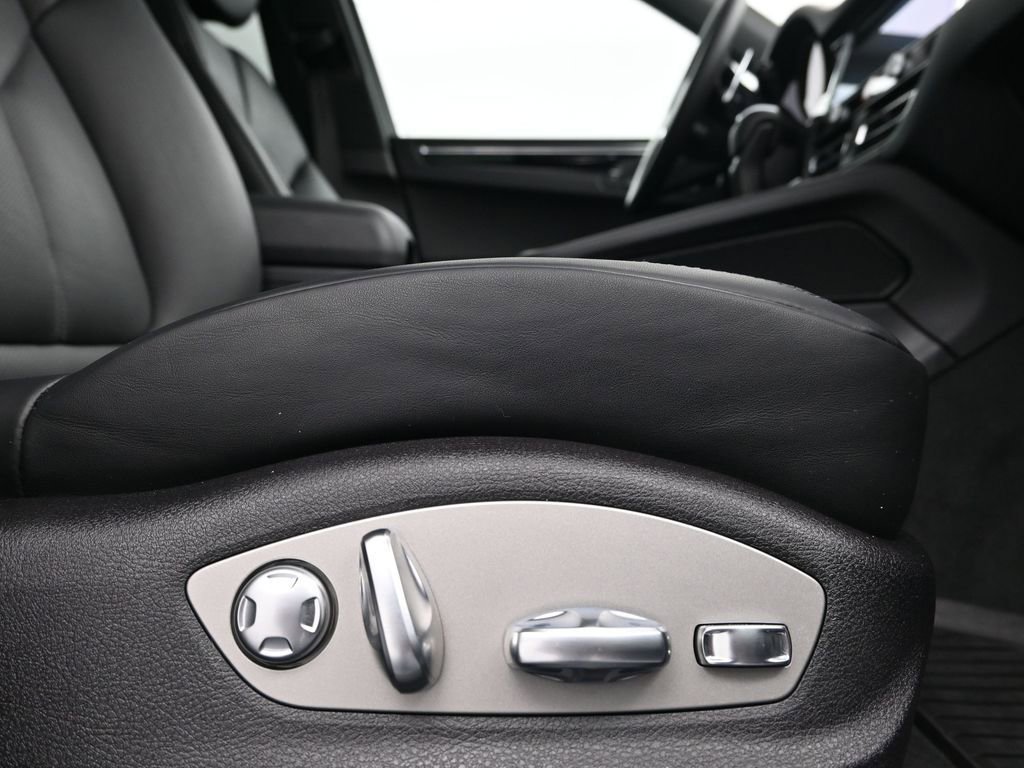 Certified 2026 Porsche Macan image 15