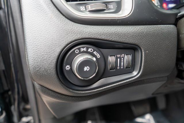 Used 2023 Jeep Renegade Latitude w/ Premium Group image 21