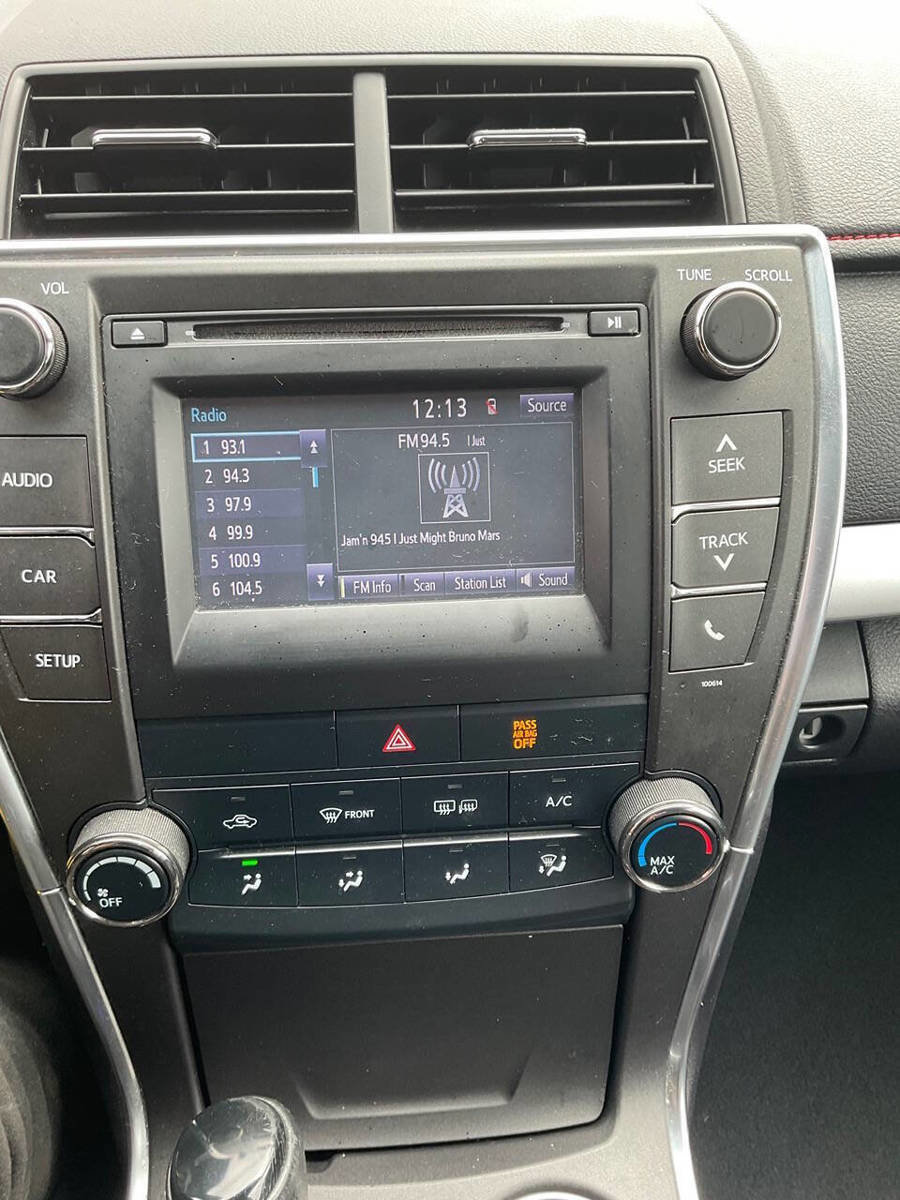 Used 2016 Toyota Camry SE w/ Moonroof Package FWD image 9