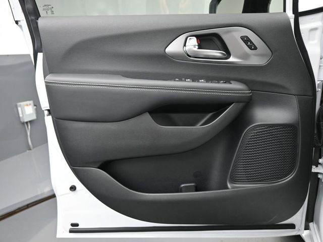 New 2025 Chrysler Pacifica Select w/ Uconnect Theater Family Group AWD/4WD image 12
