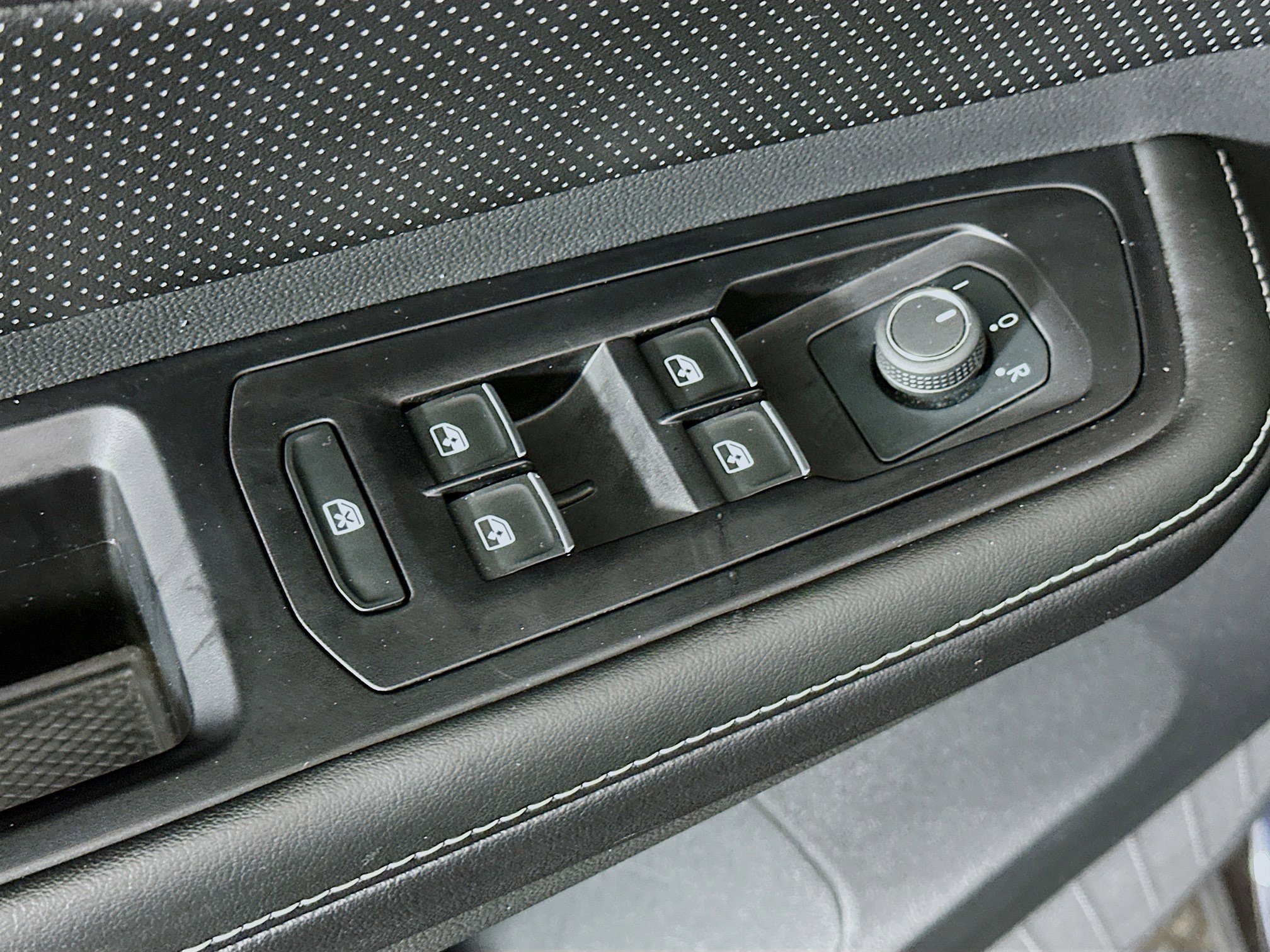 Used 2024 Volkswagen Atlas SE image 15