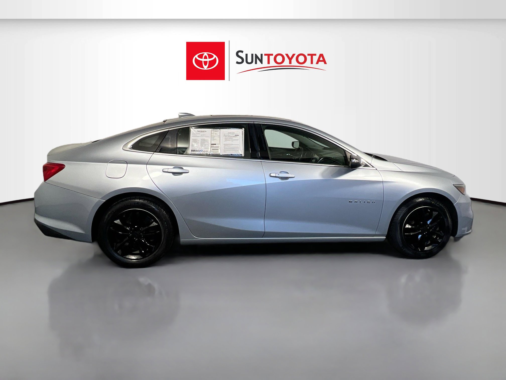 Used 2017 Chevrolet Malibu LT w/ Driver Confidence Package image 2