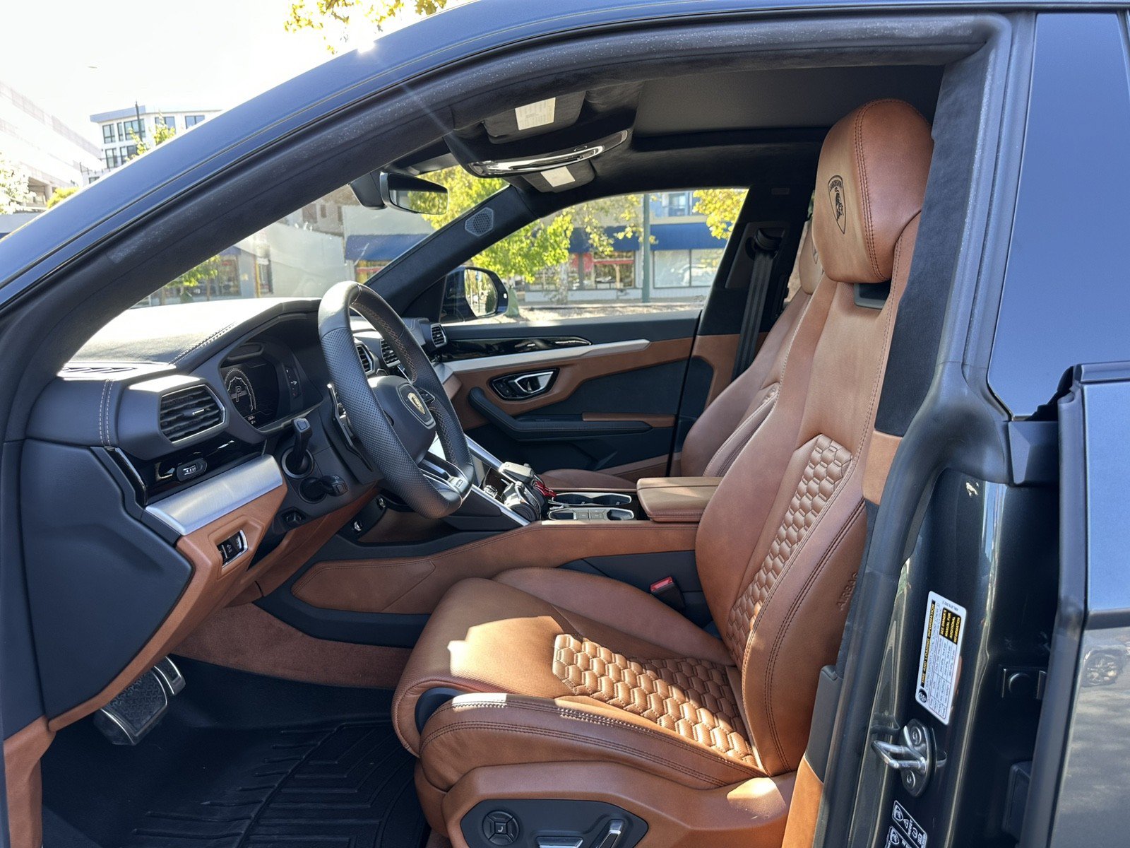 Used 2020 Lamborghini Urus AWD/4WD image 18