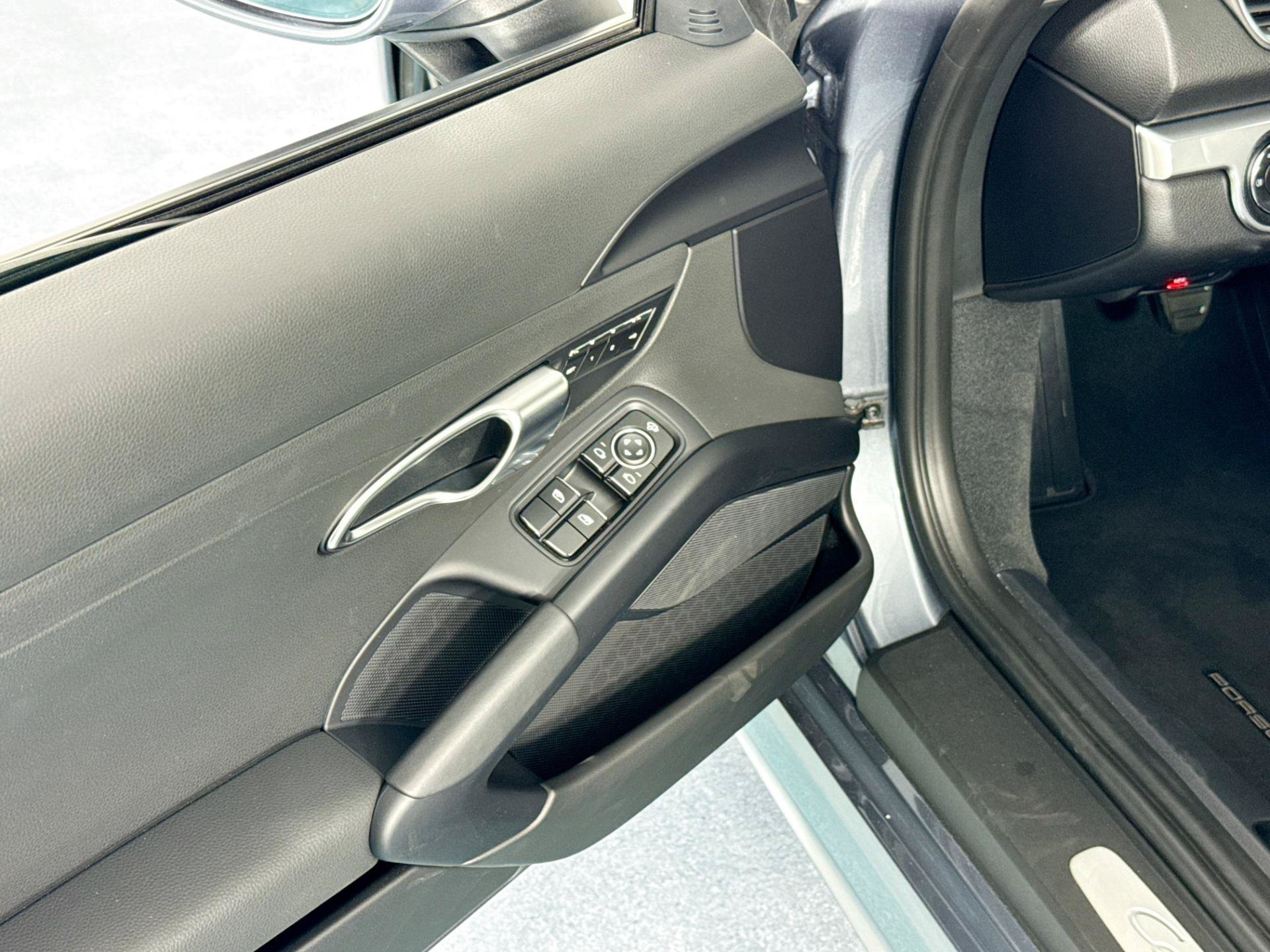 Used 2025 Porsche 718 Cayman RWD image 19