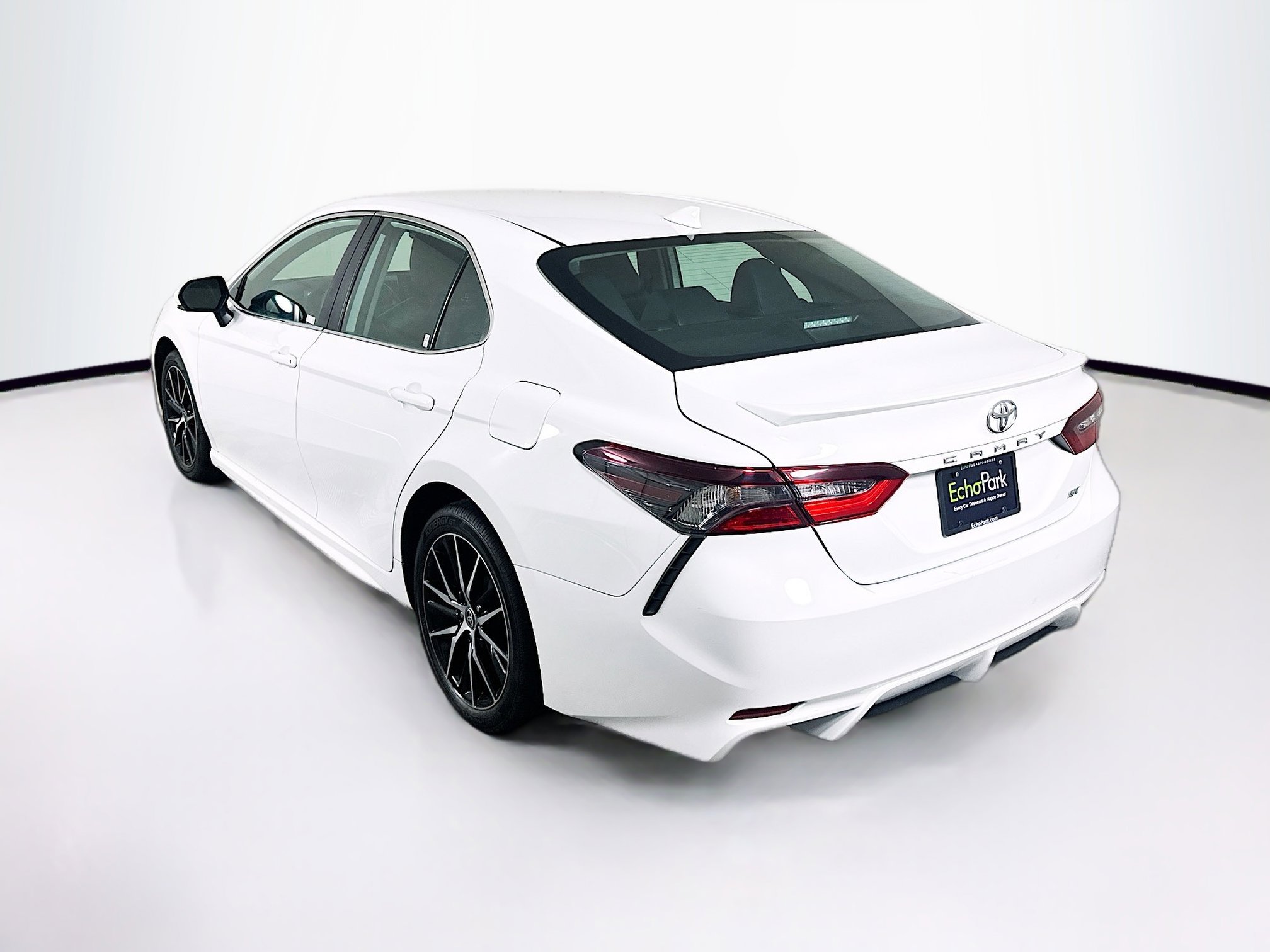 Used 2024 Toyota Camry SE FWD image 5