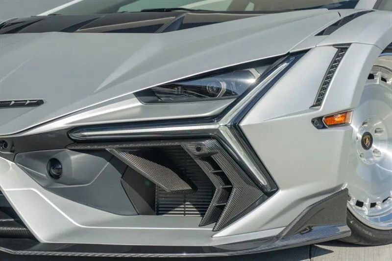 Used 2024 Lamborghini Revuelto image 27