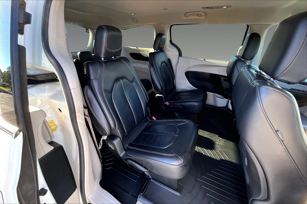 Used 2022 Chrysler Pacifica Touring-L FWD image 16