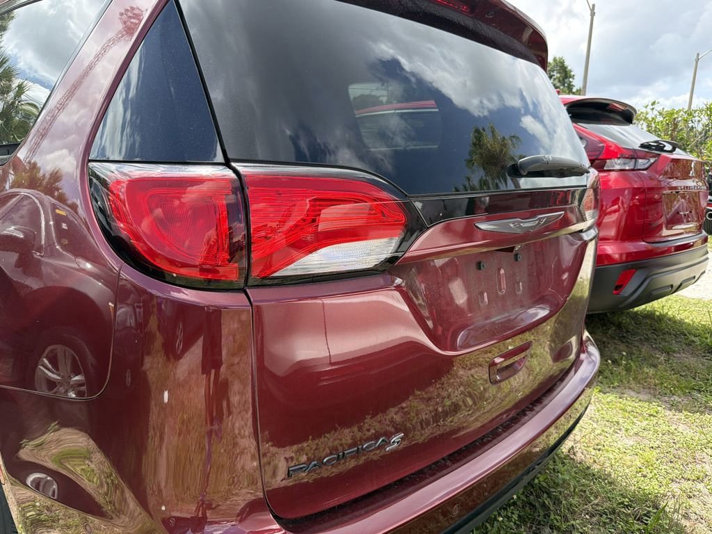 Used 2019 Chrysler Pacifica Touring-L w/ Advanced Safetytec Group FWD image 9