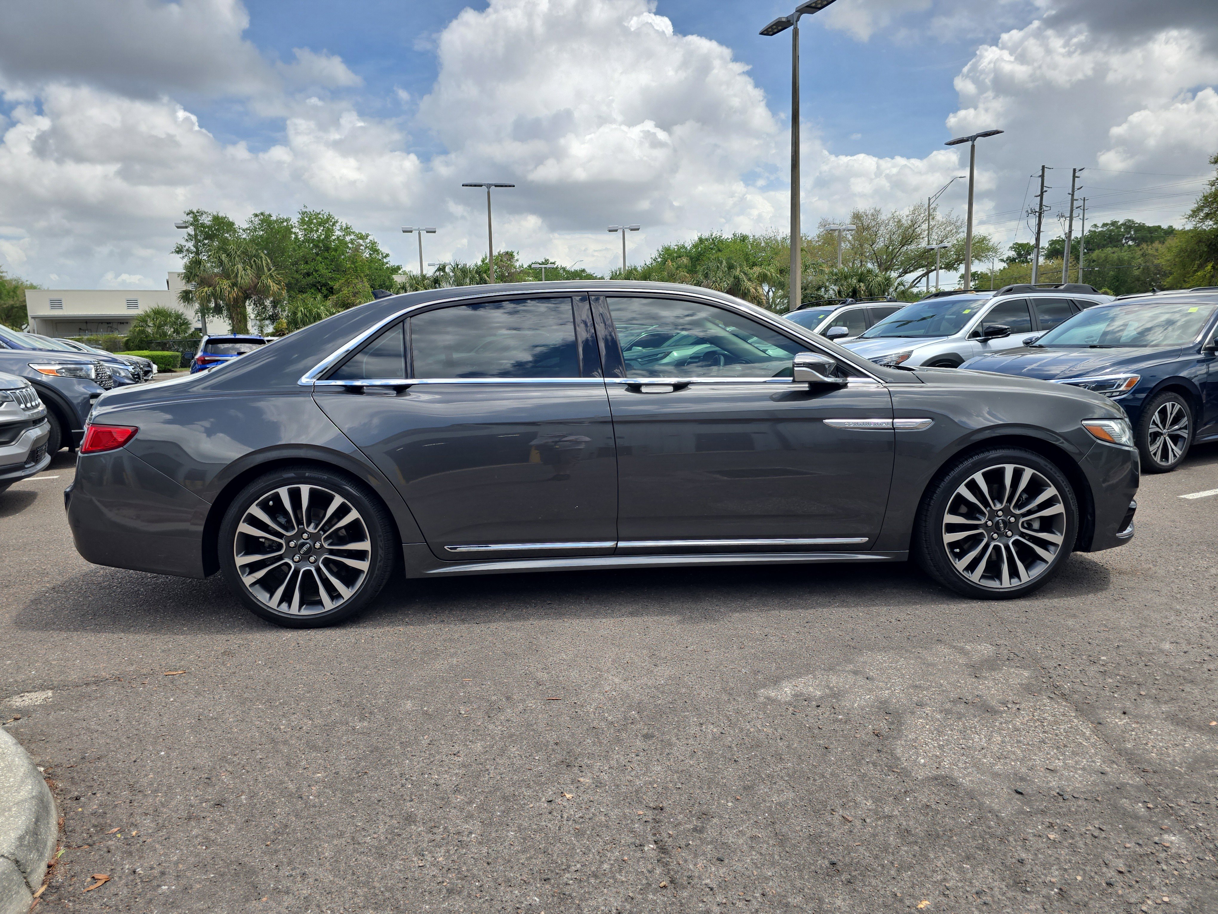 Used 2019 Lincoln Continental Select image 9