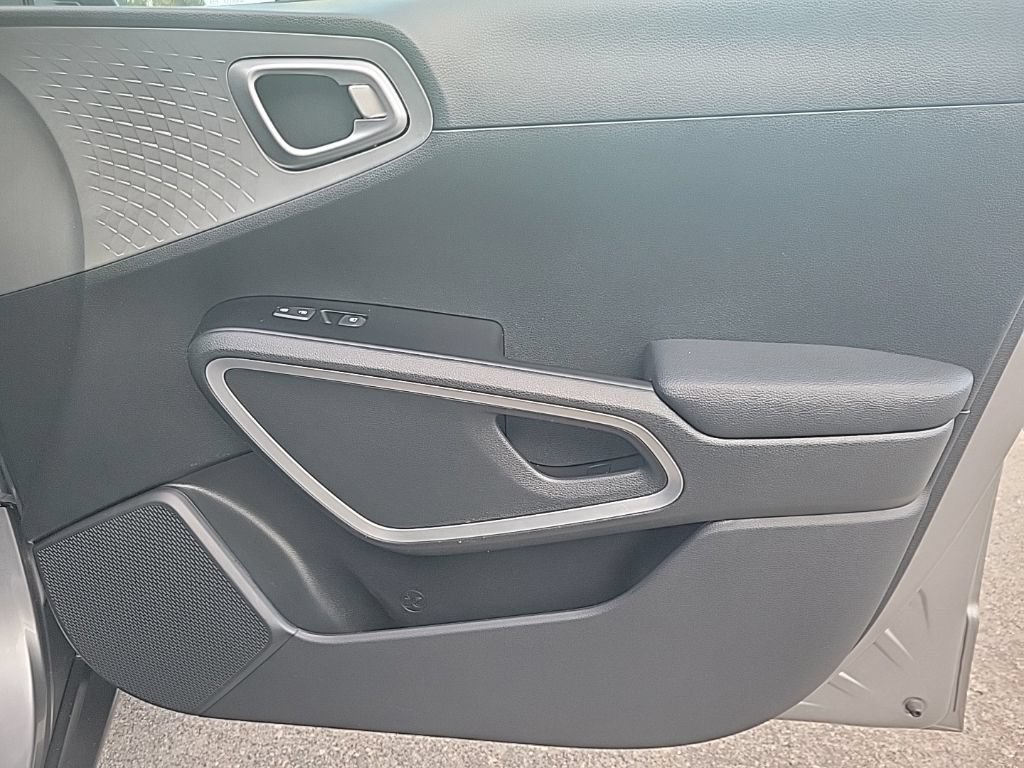 Used 2025 Kia Soul LX w/ LX Technology Package FWD image 41