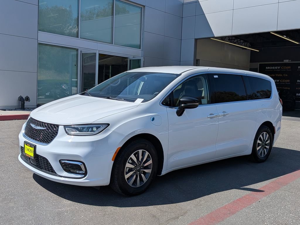 Used 2024 Chrysler Pacifica Select image 9