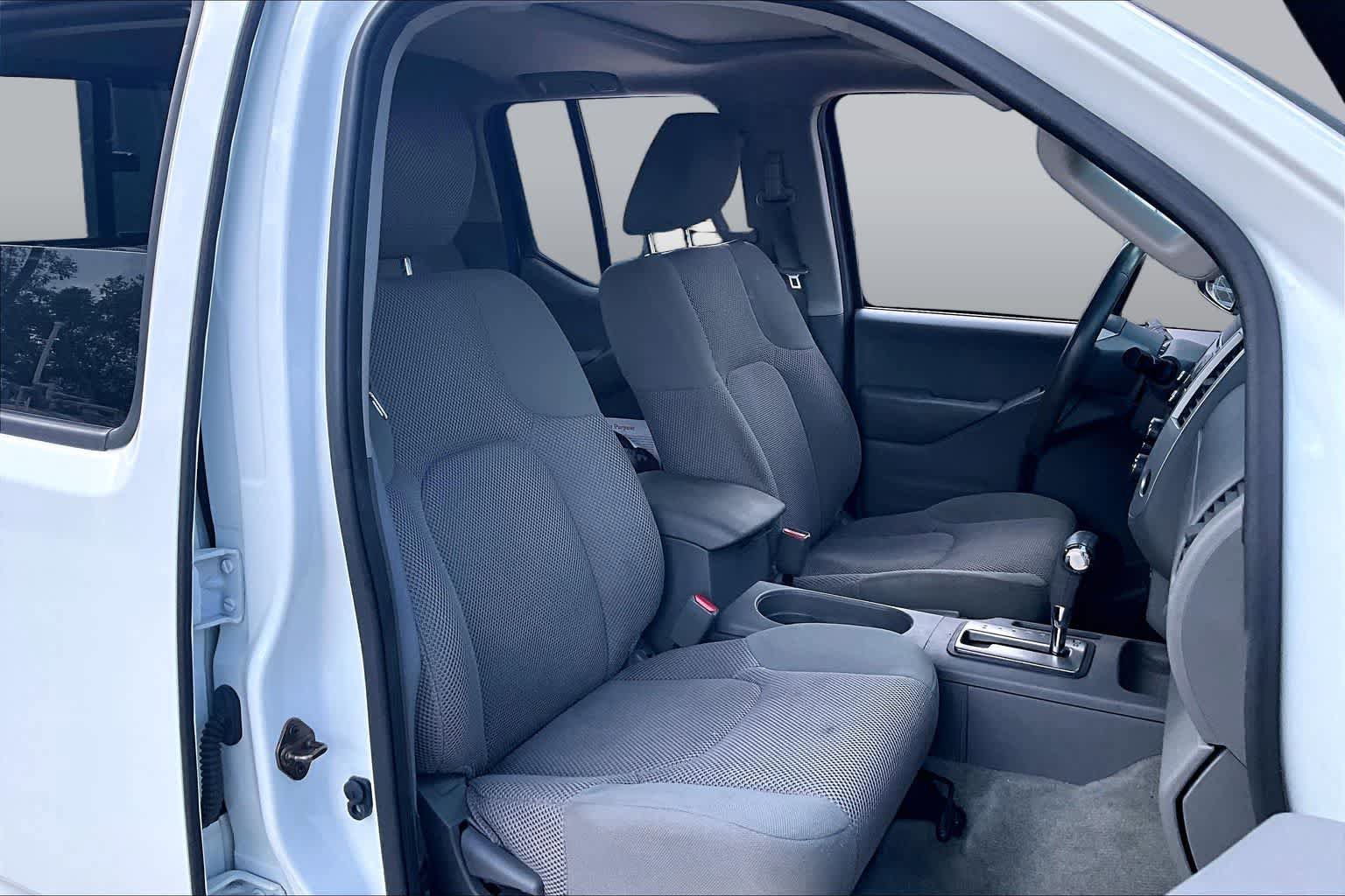 Used 2016 Nissan Frontier SV w/ SV Value Truck Package RWD image 9