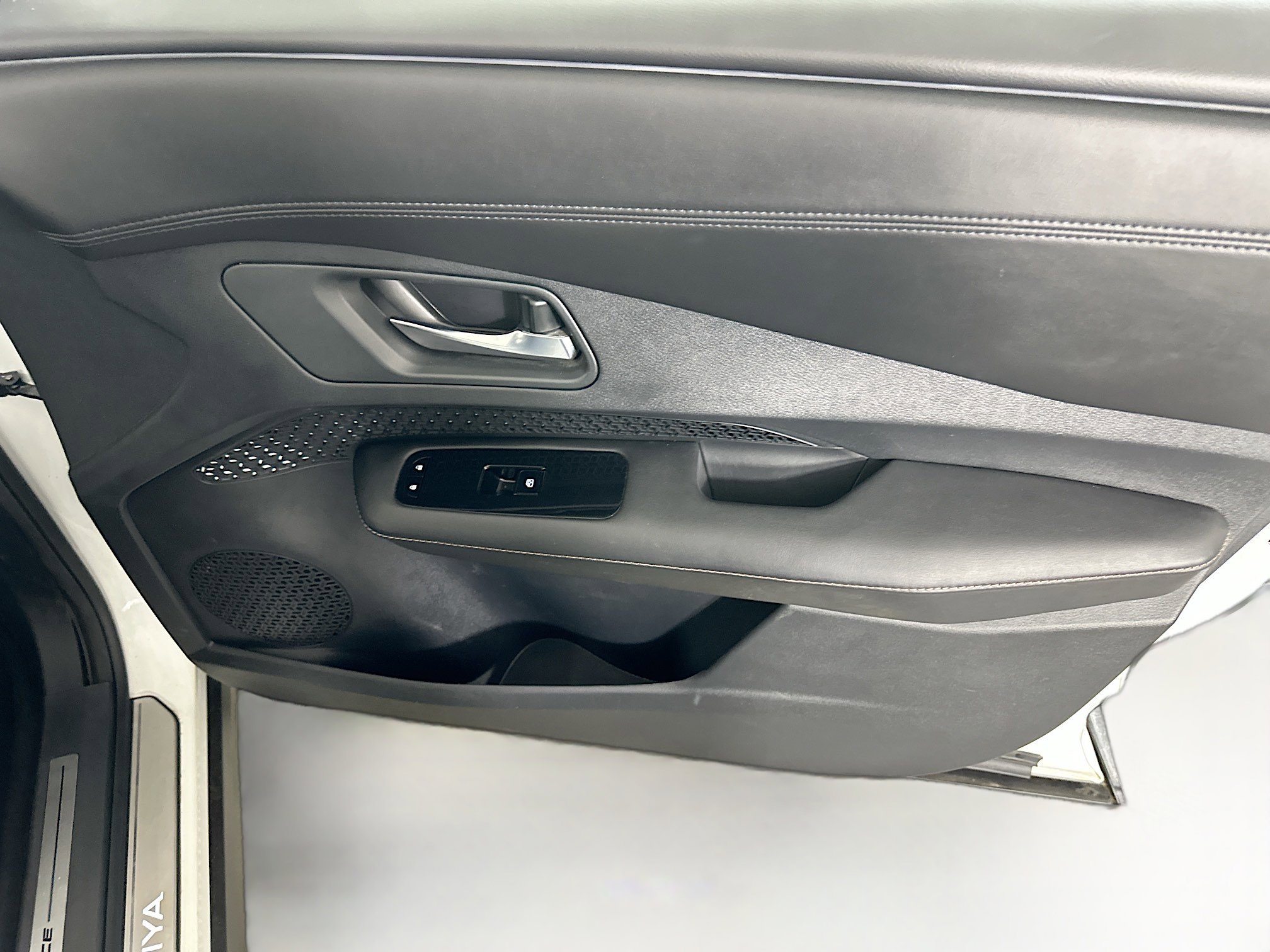 Used 2023 Nissan Ariya AWD image 31