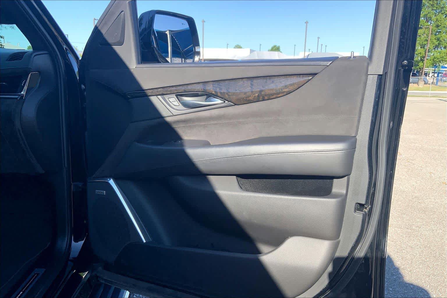 Used 2016 Cadillac Escalade Platinum AWD/4WD image 23