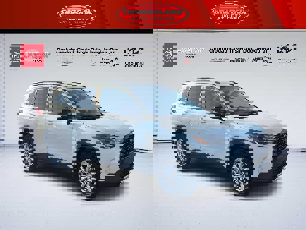 Used 2025 Toyota Corolla Cross LE image 2