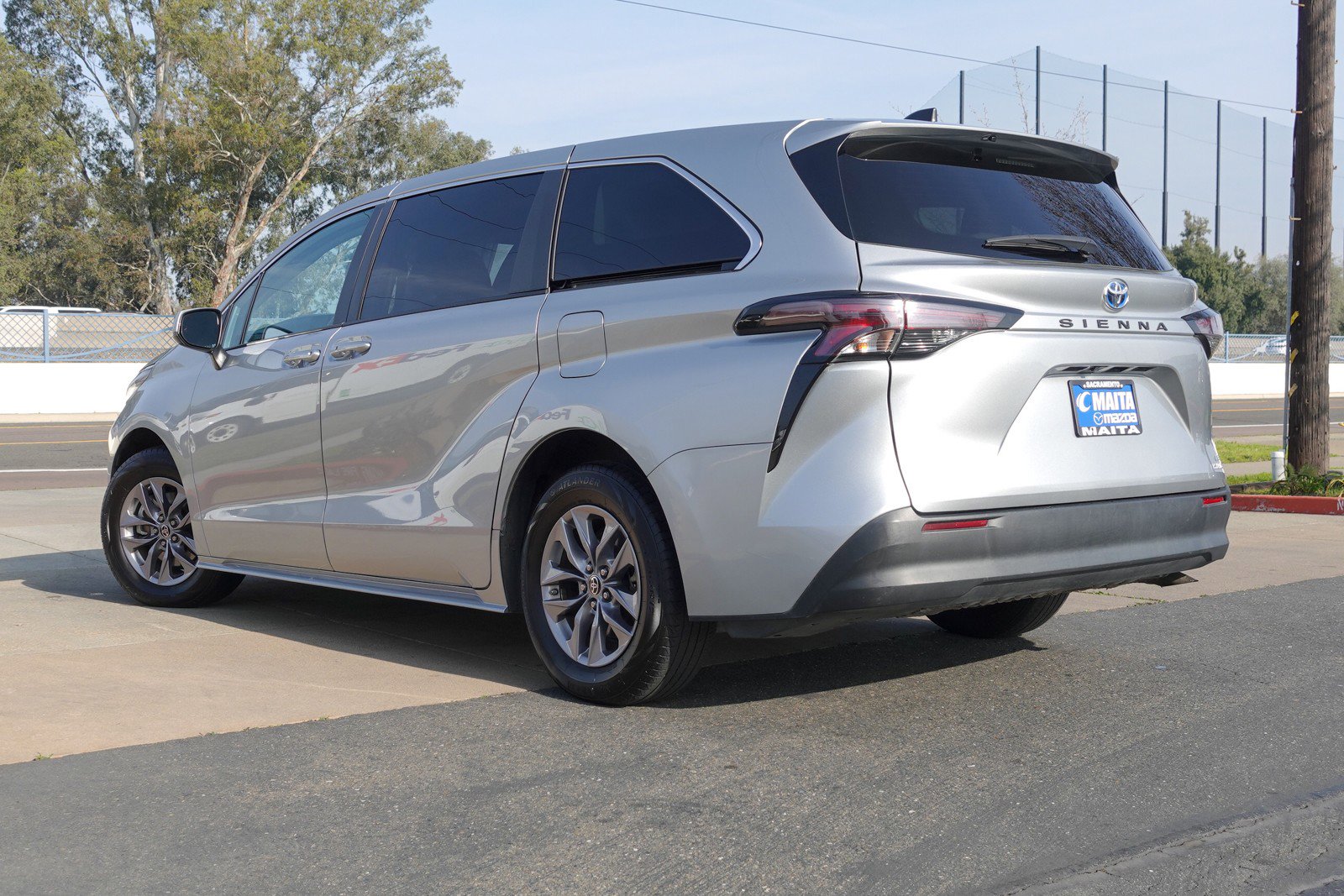 Used 2024 Toyota Sienna LE image 7