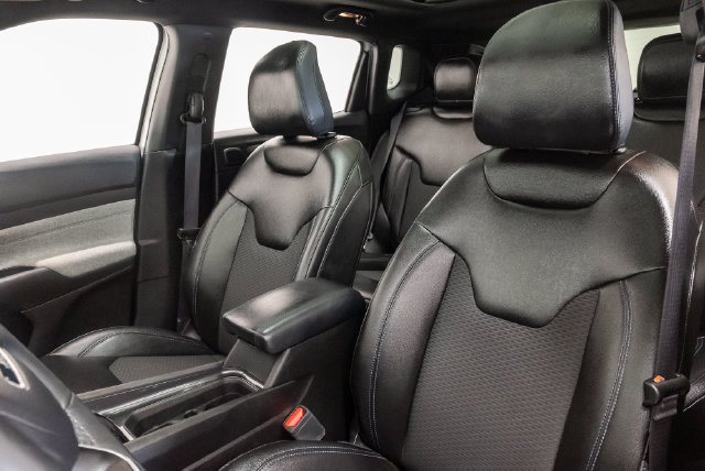 Used 2025 Jeep Compass Latitude w/ Sun & Sound Group AWD/4WD image 13