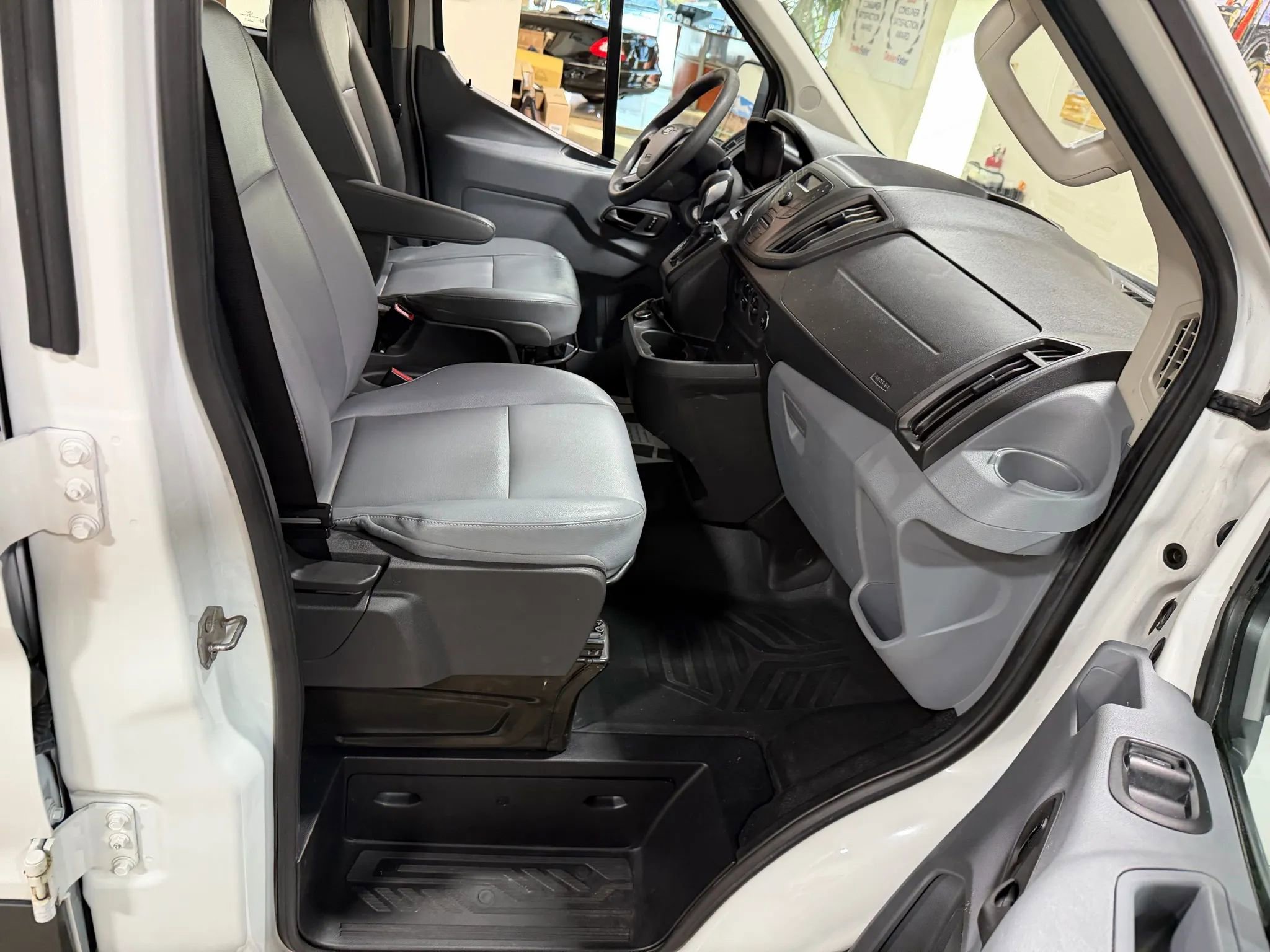 Used 2017 Ford Transit 150 XL image 31