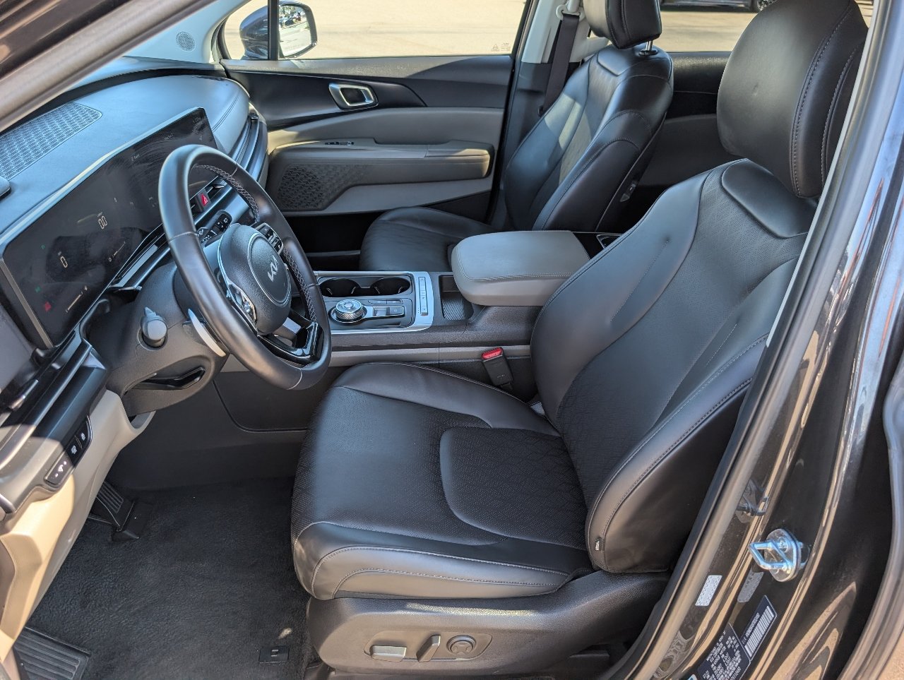 Used 2026 Kia Carnival LXS FWD image 2
