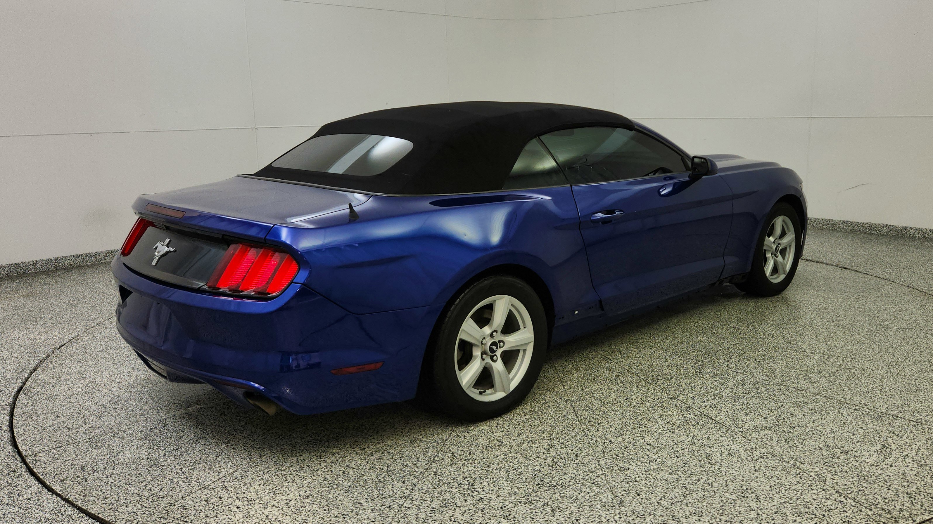 Used 2016 Ford Mustang Convertible RWD image 7