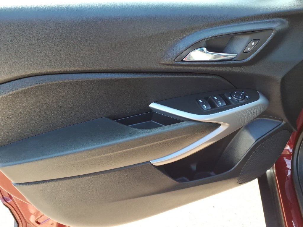 Used 2024 Chevrolet Trax RS FWD image 9