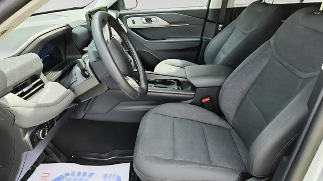 Used 2025 Ford Explorer Active AWD/4WD image 11